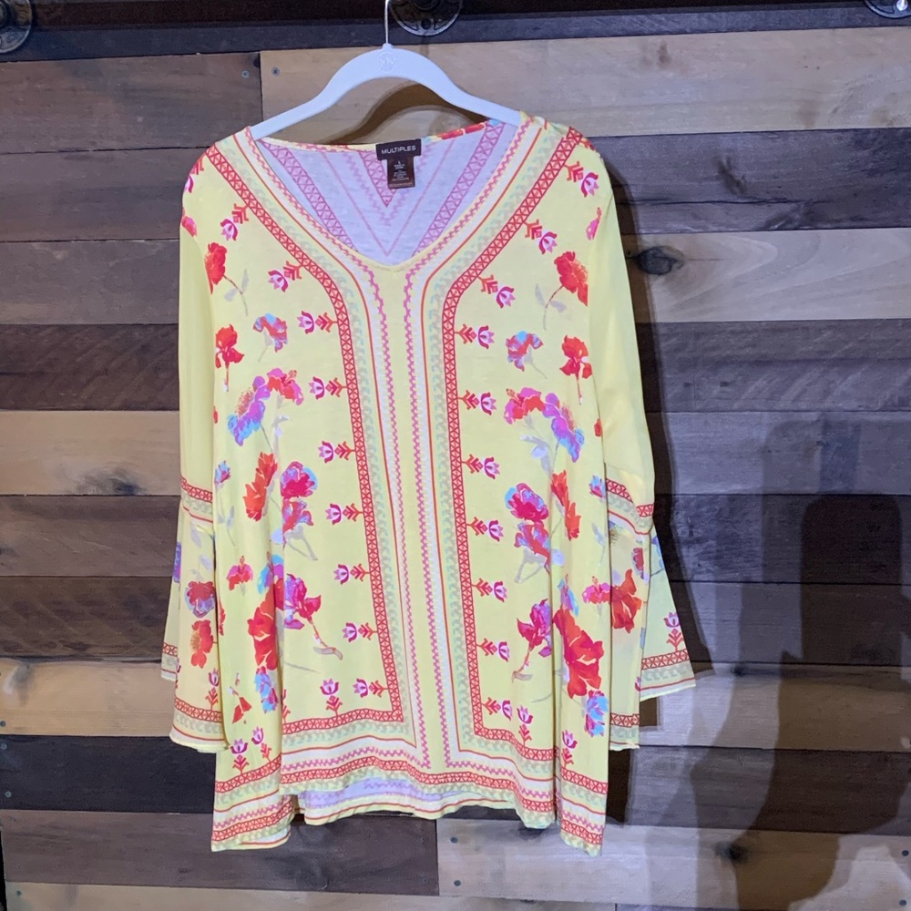 ⭐️  yellow top with bell sleeves⭐️
